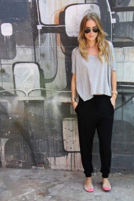 Chica usando unos jogger pants de color negro con 