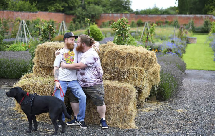 chicos abrazándose en el campo