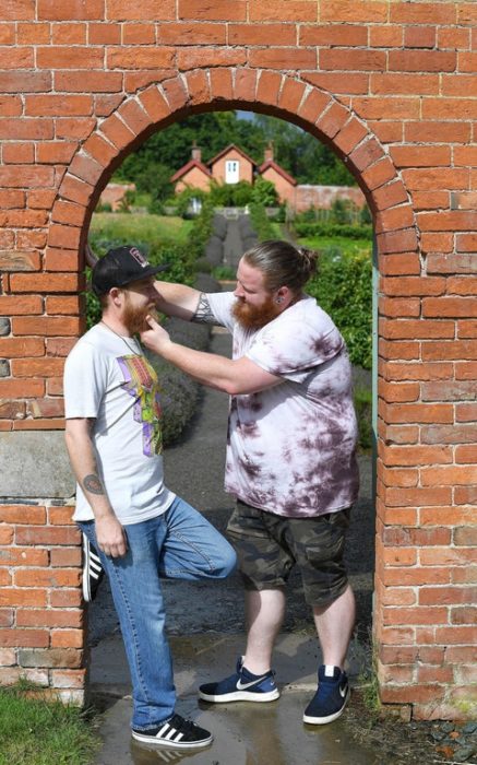 chicos mirándose a los ojos debajo de un arco 