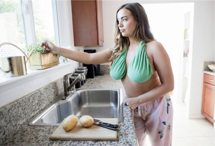 chica preparando el almuerzo en la cocina 