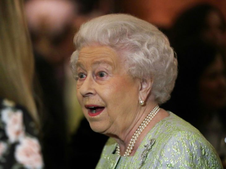 Mujer anciana reina con vestido verde 