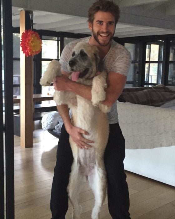 Liam Hemsworth y Dora su perra muy felices