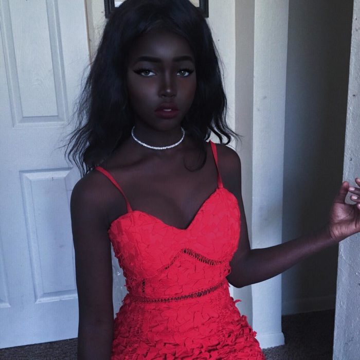 chica con vestido rojo 