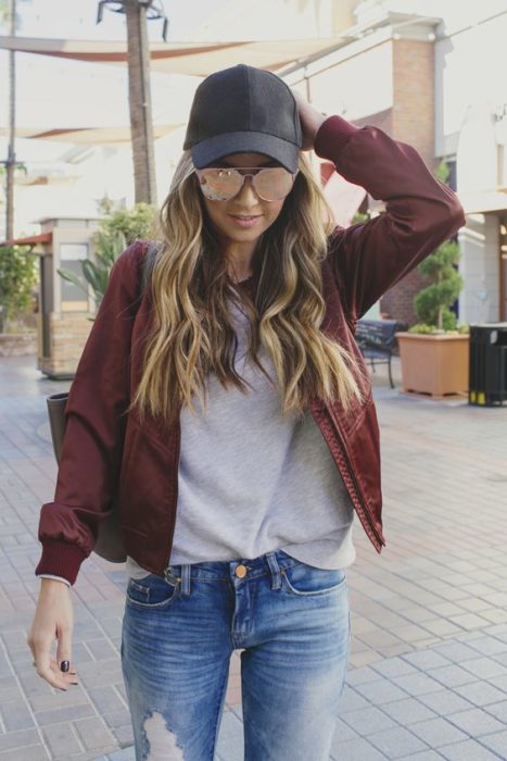 Look con gorras chica usando gorra negra con jeans 