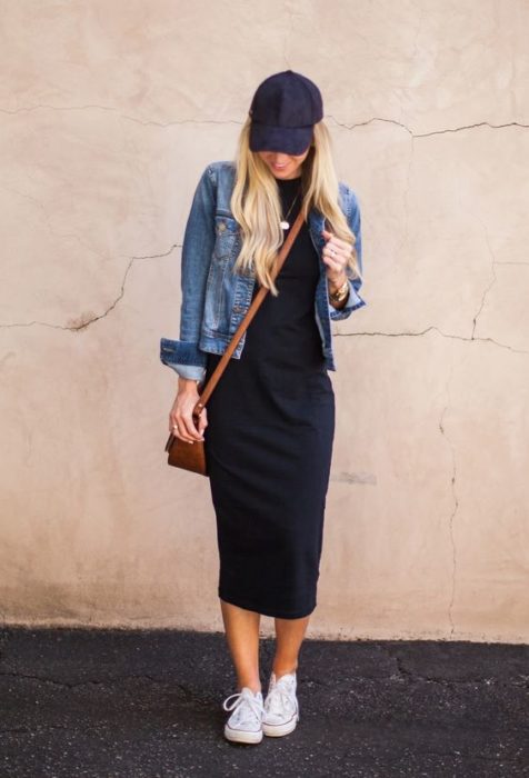 Look con gorras chica usando gorra negra con jeans 