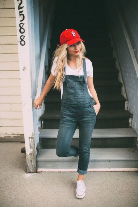 Look con gorras chica usando gorra negra con jeans 