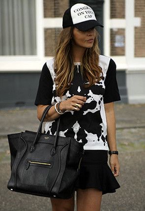 Look con gorras chica usando gorra negra con jeans 