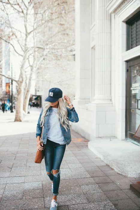 Look con gorras chica usando gorra negra con jeans 