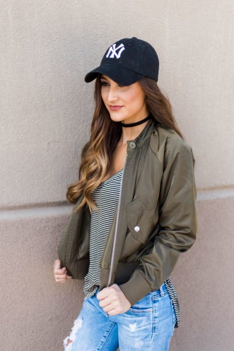 Look con gorras chica usando gorra negra con jeans 