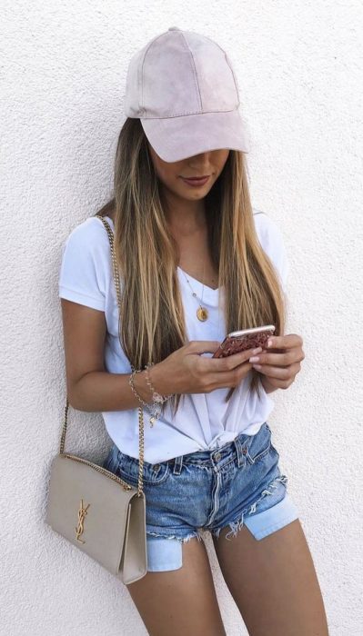 Look con gorras chica usando gorra negra con jeans 