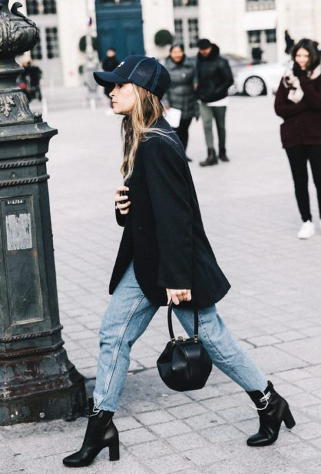 Look con gorras chica usando gorra negra con jeans 