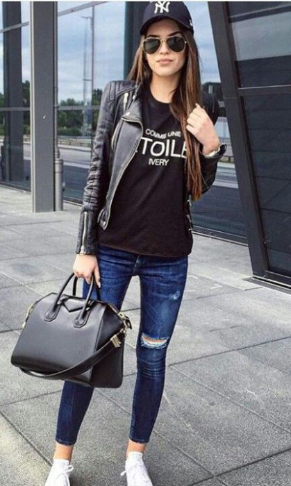 Look con gorras chica usando gorra negra con jeans 