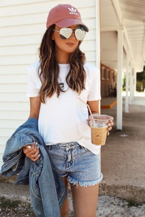 Look con gorras chica usando gorra negra con jeans 