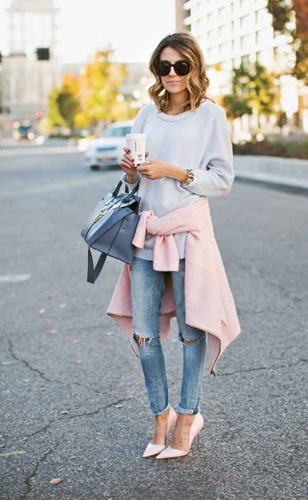 Chica usando un look con sudadera anudada a la cadera 