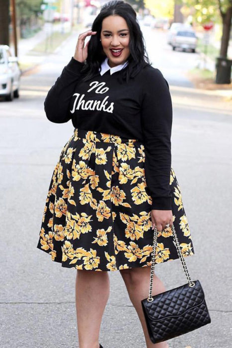 Chica usando un look con sudadera y falda floreada de corte A