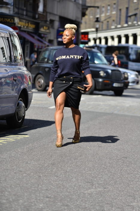 Chica usando un look con sudadera y falda 