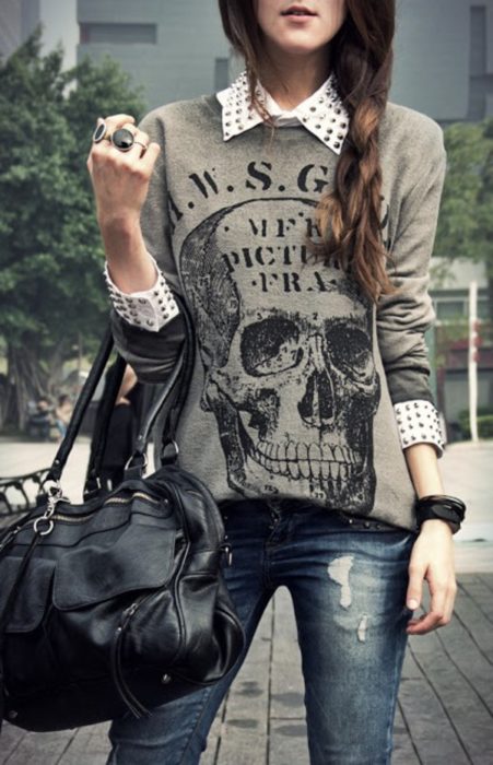 Chica usando un look con sudadera de clavaera 