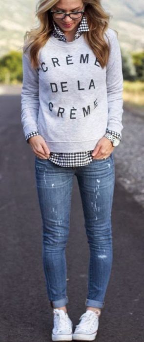 Chica usando un look con sudadera color gris 