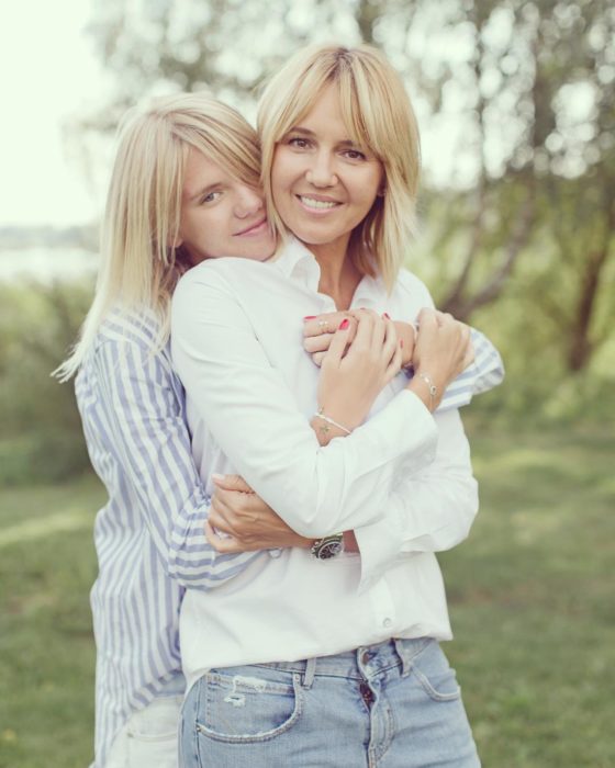 madre e hija en el bosque