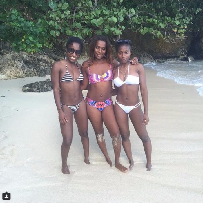 chicas paseando en la playa