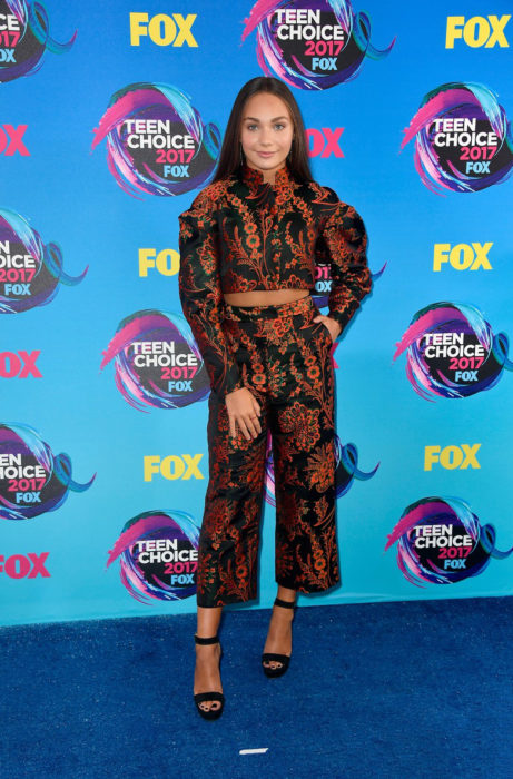 Chicas posando en la alfombra roja de los premios teen choice awards 2017