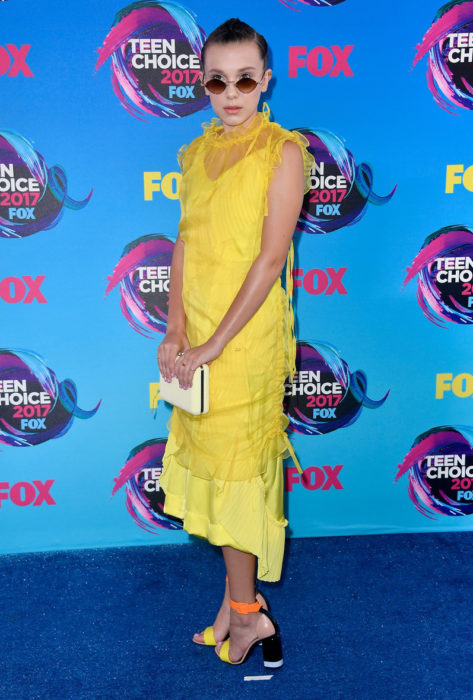 Chicas posando en la alfombra roja de los premios teen choice awards 2017