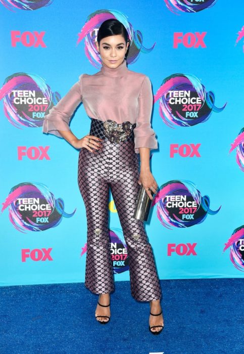 Chicas posando en la alfombra roja de los premios teen choice awards 2017