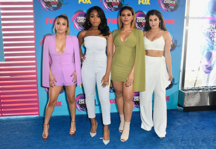 Chicas posando en la alfombra roja de los premios teen choice awards 2017