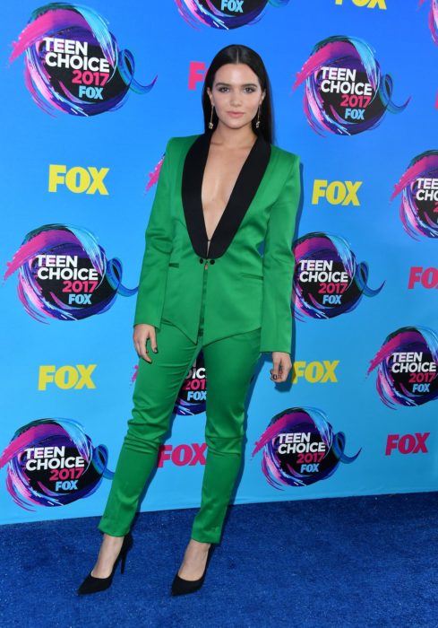 Chicas posando en la alfombra roja de los premios teen choice awards 2017