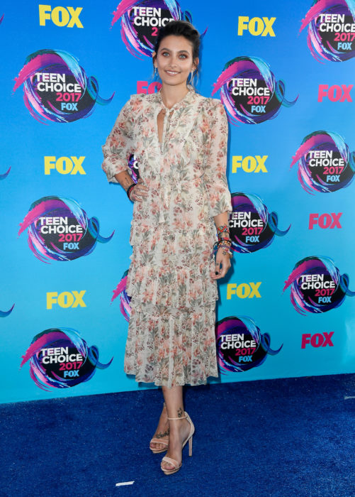 Paris Jackson posando en la alfombra roja de los premios teen choice awards 2017