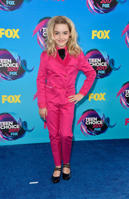 Chicas posando en la alfombra roja de los premios teen choice awards 2017