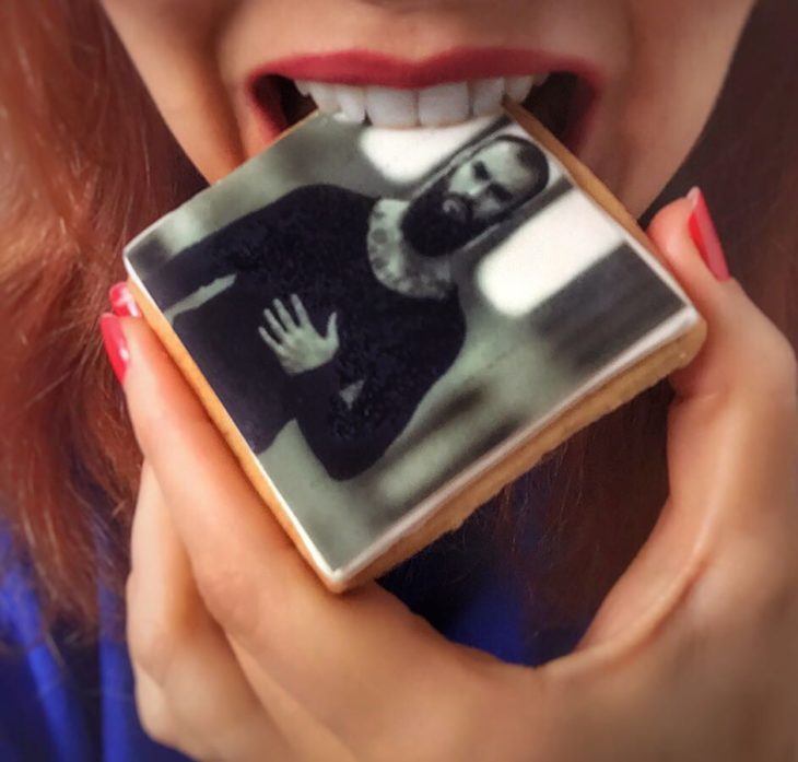 chica comiendo galleta con foto de un chico