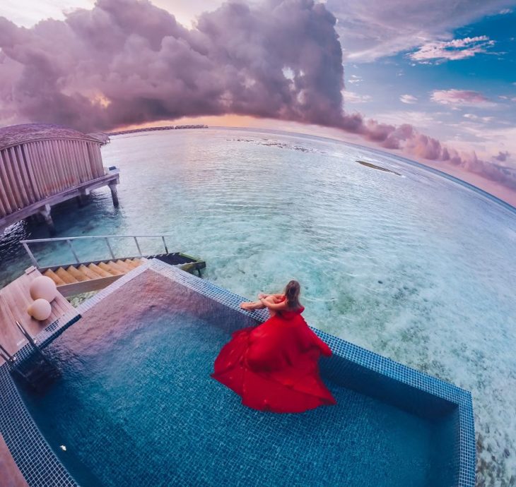 Mujer en una piscina usando un vestido rojo 