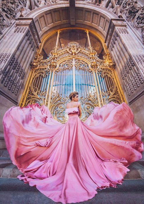 Fotógrafa captura la belleza de las mujeres usando vestidos en escenarios increíbles 