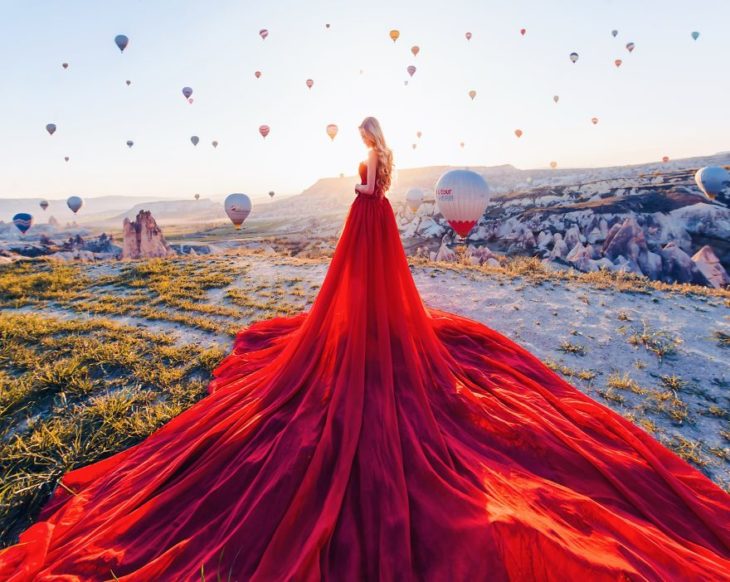 Fotógrafa captura la belleza de las mujeres usando vestidos en escenarios increíbles 