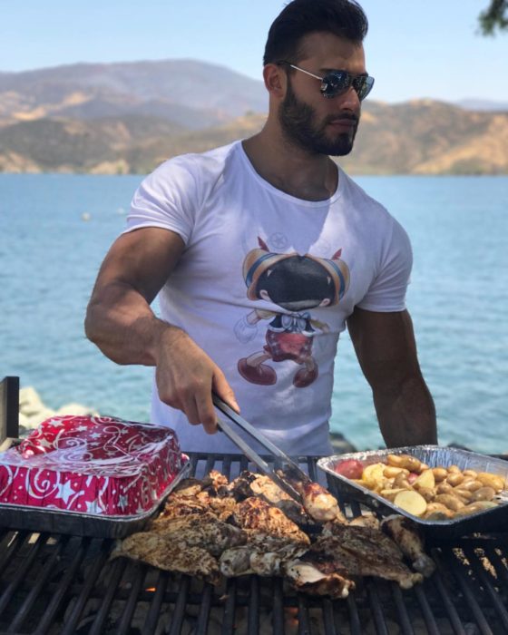 chico cocinando carne 