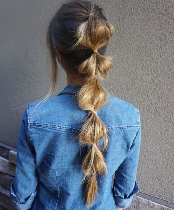 chica con burbujas en el cabello 