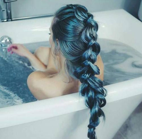 chica con cabello azul dentro de un Jacuzzi 