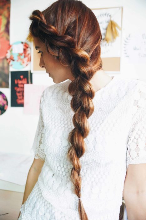 chica con trenza de lado hecha de burbujas