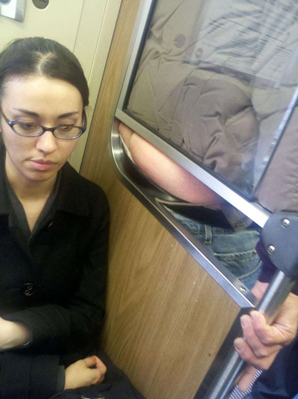 15 Personas que son muy originales al viajar en metro