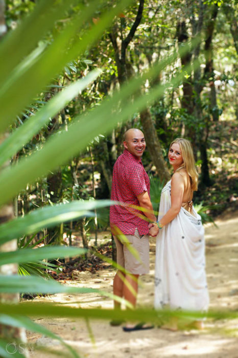 Pareja de novios caminando en la selva