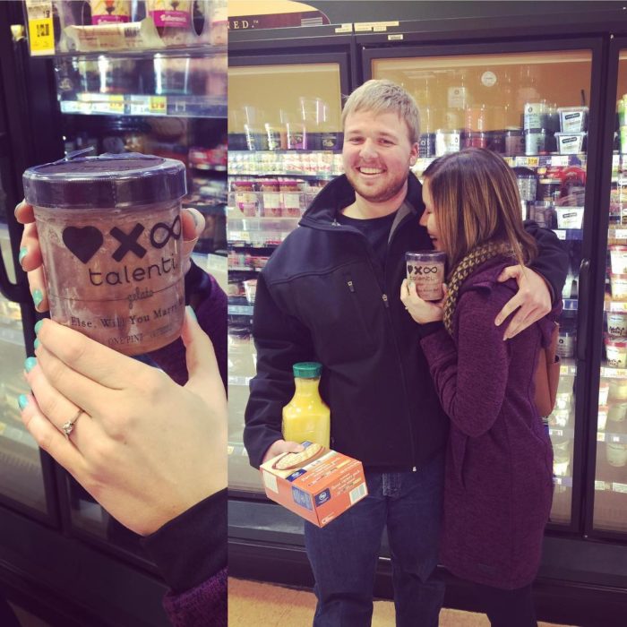 Pareja de novios comiendo helado de chocolate 