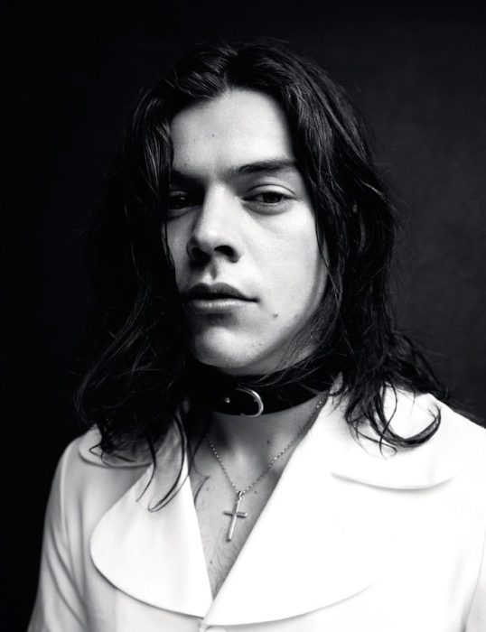 Harry Styles usando un choker