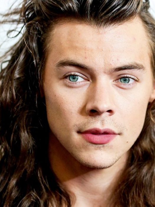 Harry Styles mostrando sus ojos de color verde