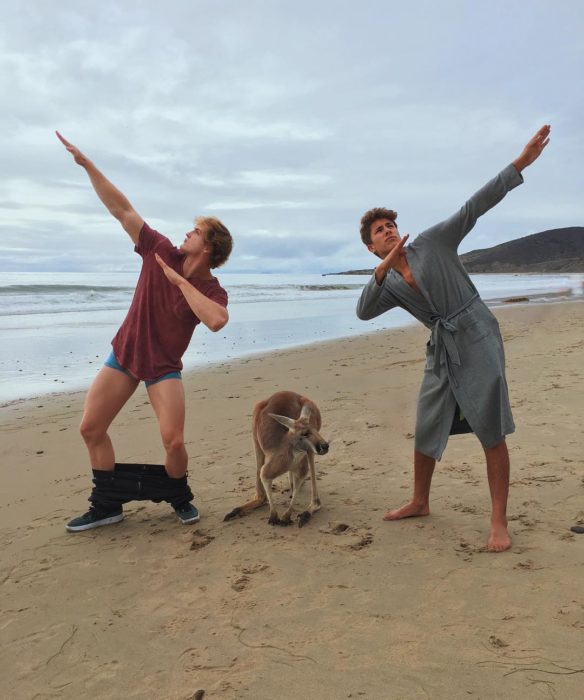 Juampa Zurita haciendo un dab junto a un canguro en Australia 