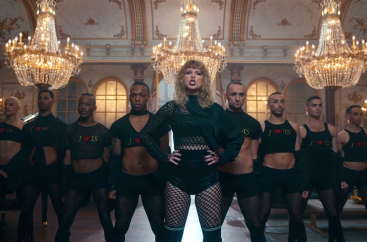 Taylor swift junto a sus bailarines en su nuevo video 