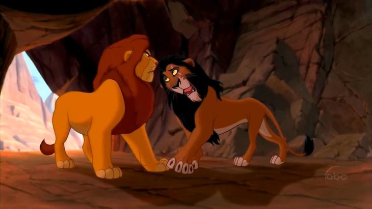 Escena de la película el rey león Scar mata a Mufasa