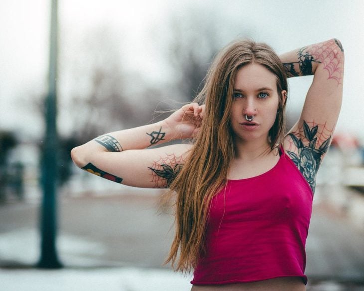 Chica con un tatuaje en la axila de una flor 