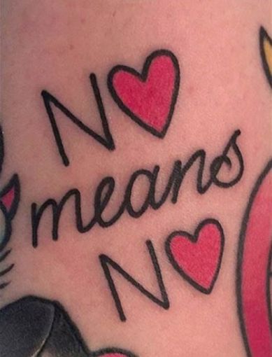 Tatuaje feminista de corazones 