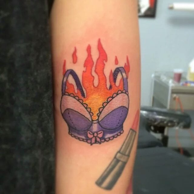 Tatuaje feminista de un sostén en llamas